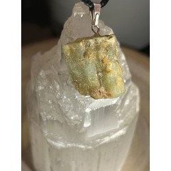 COLGANTE JADE VERDE EN BRUTO