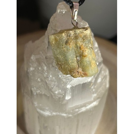 COLGANTE JADE VERDE EN BRUTO