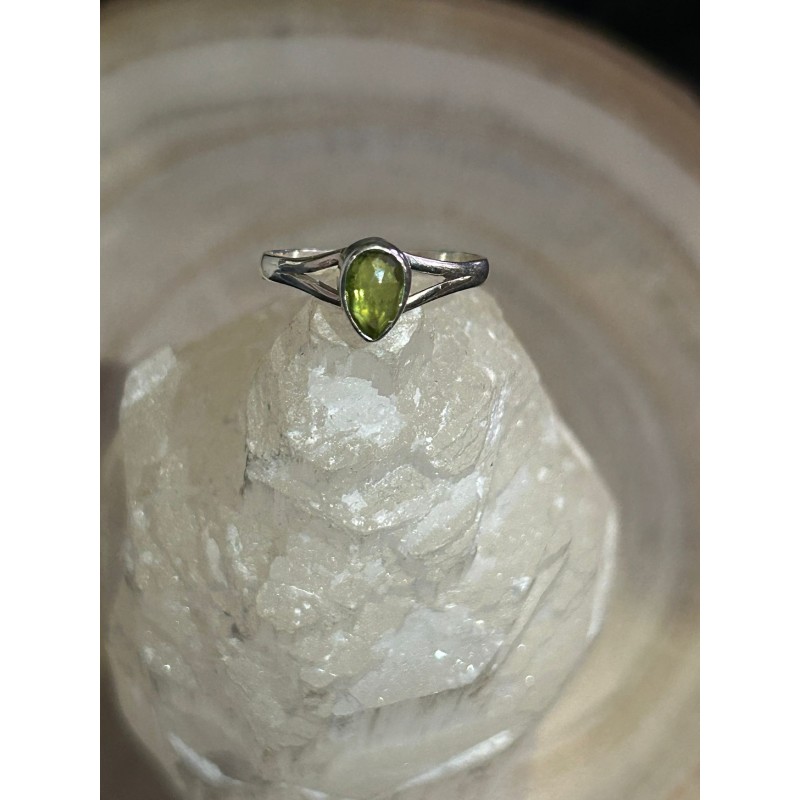ANILLO OLIVINO DE PLATA DE LEY 925 AJUSTABLE
