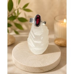 Anillo ajustable de plata de ley 925 con granate facetado