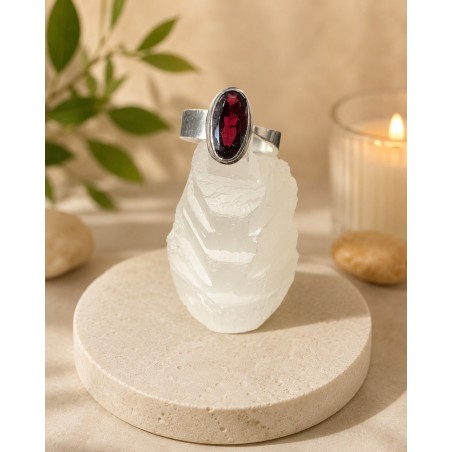 Anillo ajustable de plata de ley 925 con granate facetado