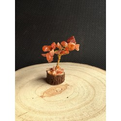 Árbol de alambre con cornalina y base de madera