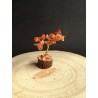 Árbol de alambre con cornalina y base de madera