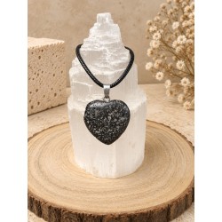 Colgante Corazón de Piedra Lava de 2 cm con Engarce de Acero Inoxidable Hipoalergénico