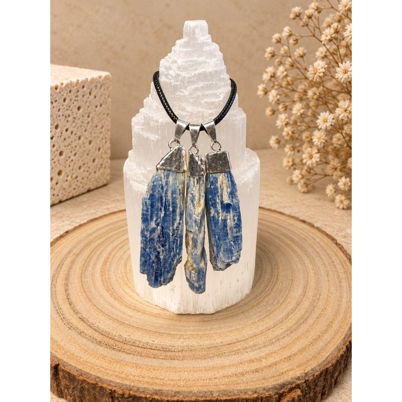 Colgante de Cianita Azul en Bruto de 4 cm con Engarce de Acero Inoxidable e Hipoalergénico Recubierto en Baño de Plata