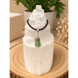 Colgante de Olivino Pulido de 2 cm con Engarce en Baño de Plata