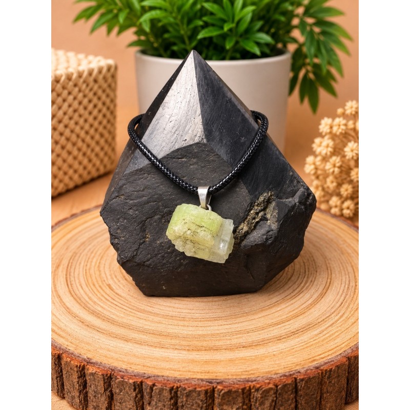 Colgante de Turmalina Verde en Bruto de 2 cm con Engarce de Acero Inoxidable Hipoalergénico
