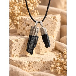 Colgante de turmalina negra en bruto con baño de plata